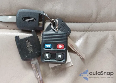 2003 Lincoln Town Car Cartier из США, поврежденный, VIN 1LNHM83W53Y619801